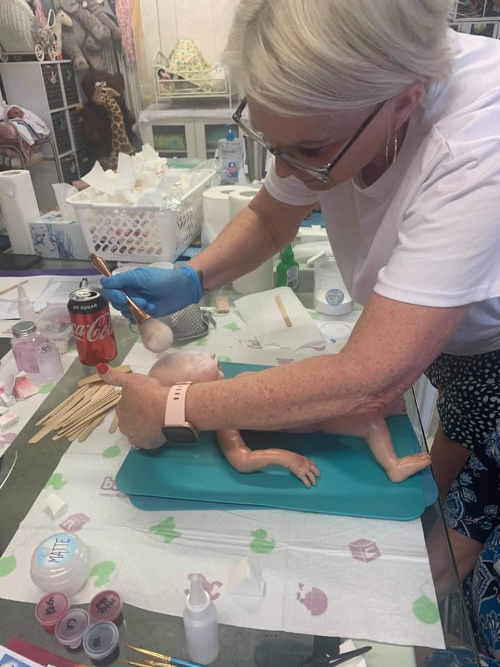 Laeni silicone painting class